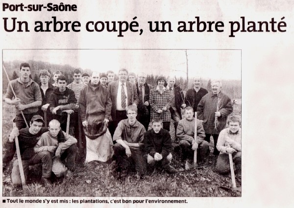 Des &eacute;l&egrave;ves de la Maison Familiale rurale d'Aillevillers replantent des arbres.